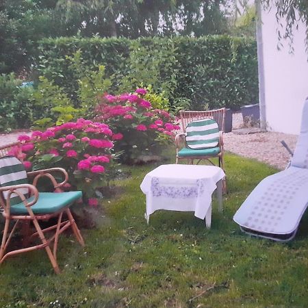ホテル Peti Kaz Saint-Seurin-sur-l'Isle エクステリア 写真